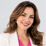Retrato de empresaria sonriente con blazer claro