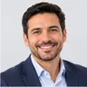 Retrato de empresario sonriente con traje azul