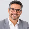Retrato de empresario con gafas y cabello canoso