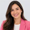 Retrato de empresaria sonriente con blazer rosado