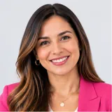 Retrato de empresaria sonriente, dueña de un negocio textil