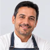 Retrato de empresario con delantal, dueño de un negocio de alimentos